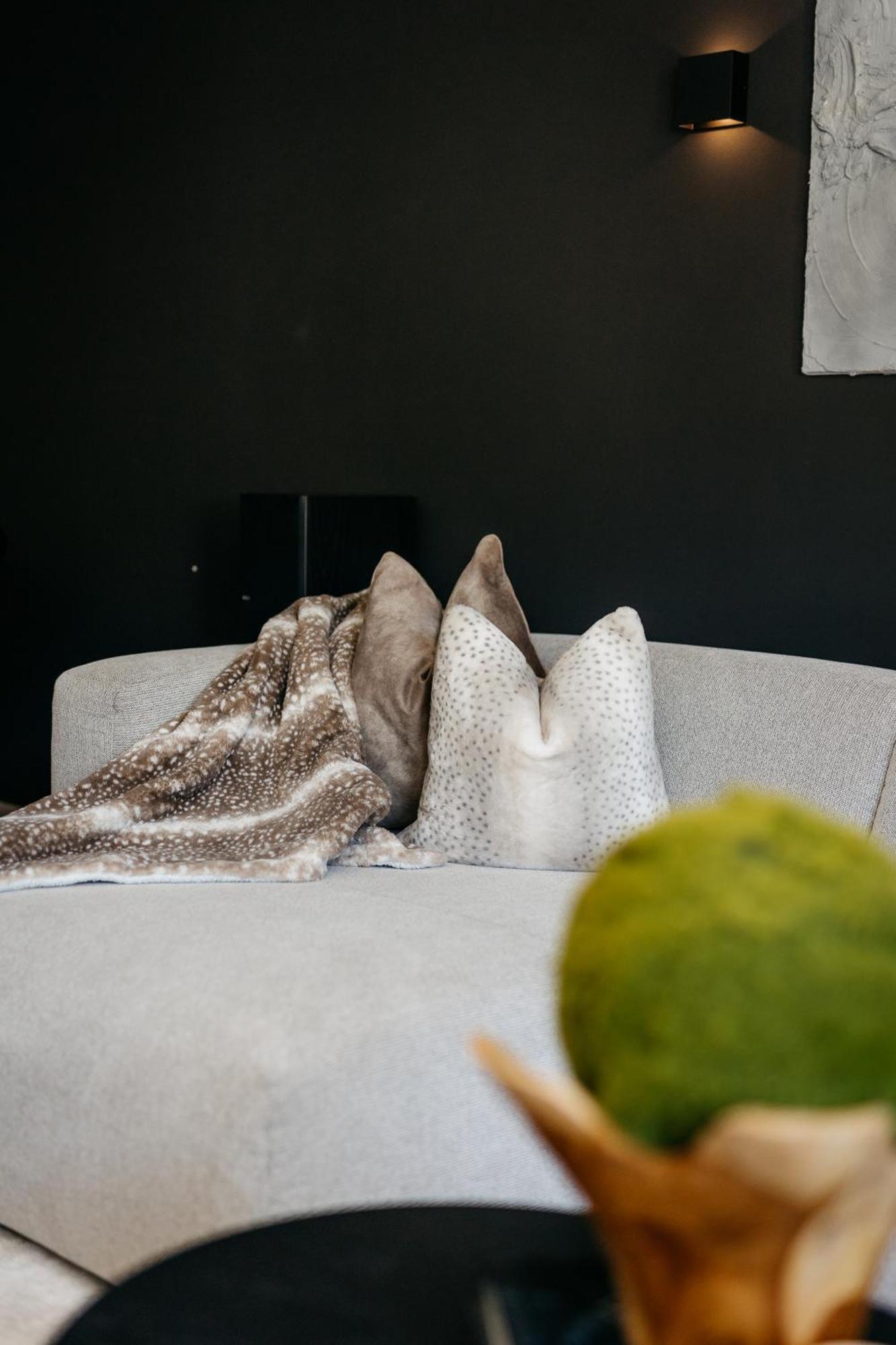 The Edgewater Suites - Park View Namur Esterno foto